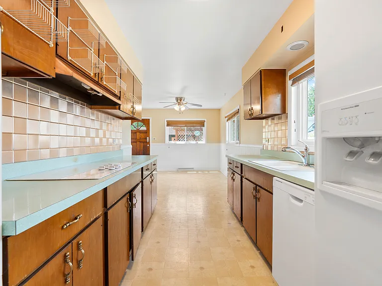 818 Leahy Cir — Photo 20