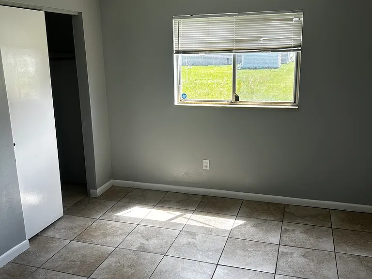909 Midway St — Photo 6