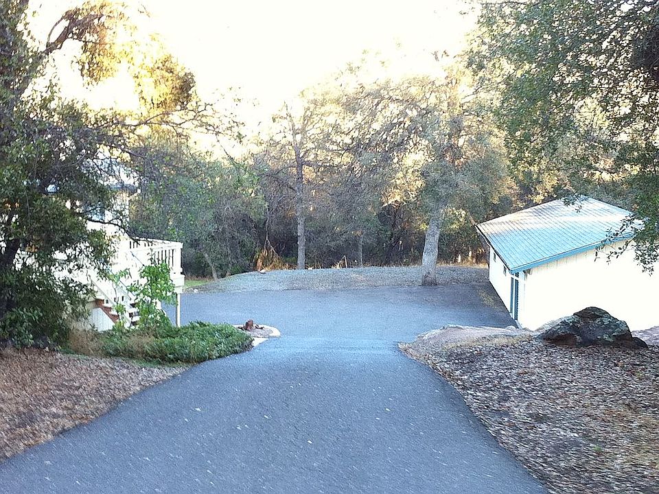 Driveway to house from road.