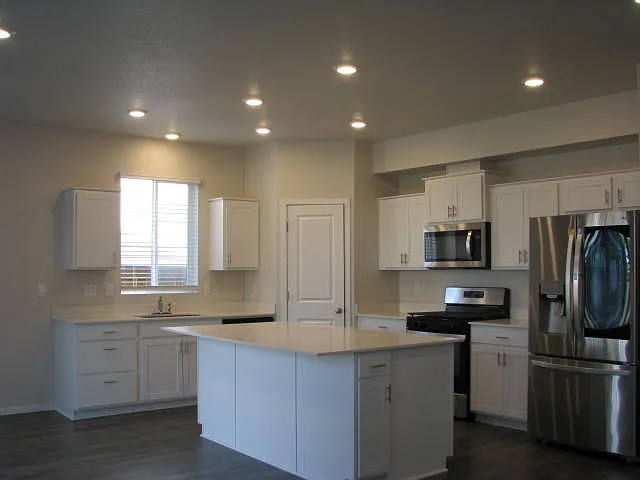 5 bed, 2.5 bath, 2399 sqft, $2,950 — Photo 2