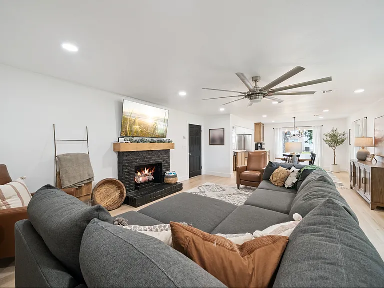 403 E Freeport St — Photo 3