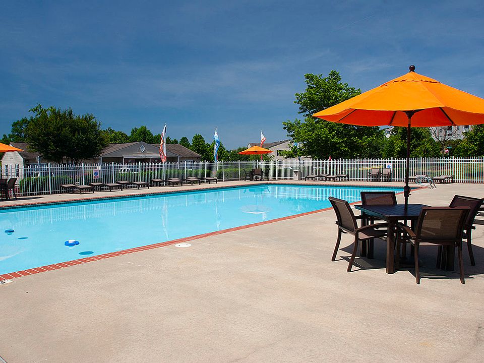 Carriage Pointe at Aquia Swimming Pool Deck