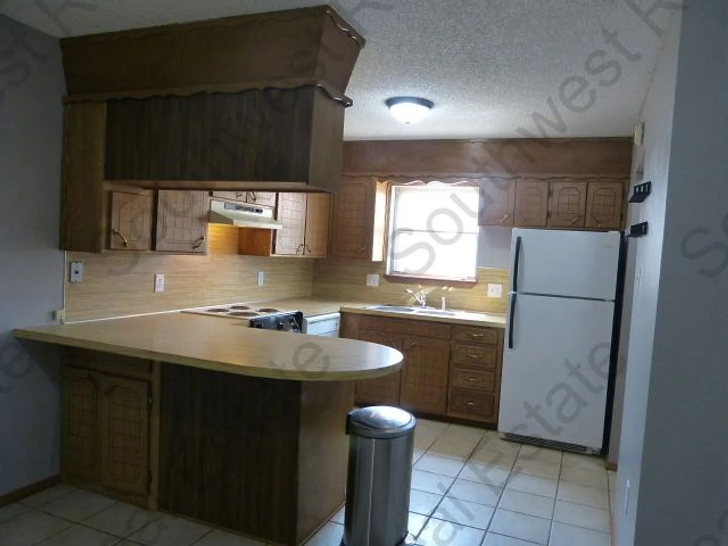 Spacious 3 bedrooms 2 baths home with 2 car garage — Photo 2