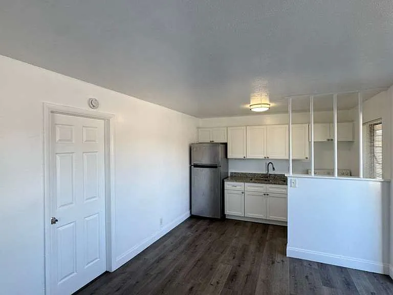 965 W 36th St #8 — Photo 3