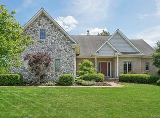 627 Olivia Dr, Milford, MI