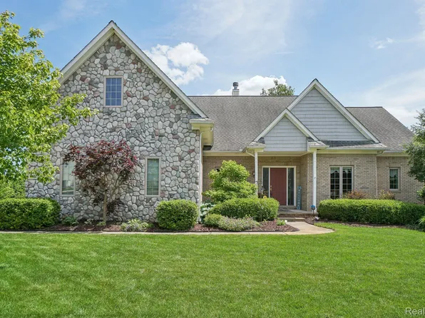 627 Olivia Dr, Milford, MI 48381