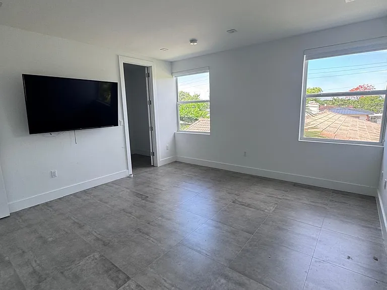 2947 SW 27th Ter — Photo 8