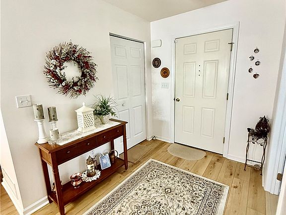 5th image of 194 Woodhawk Ln
