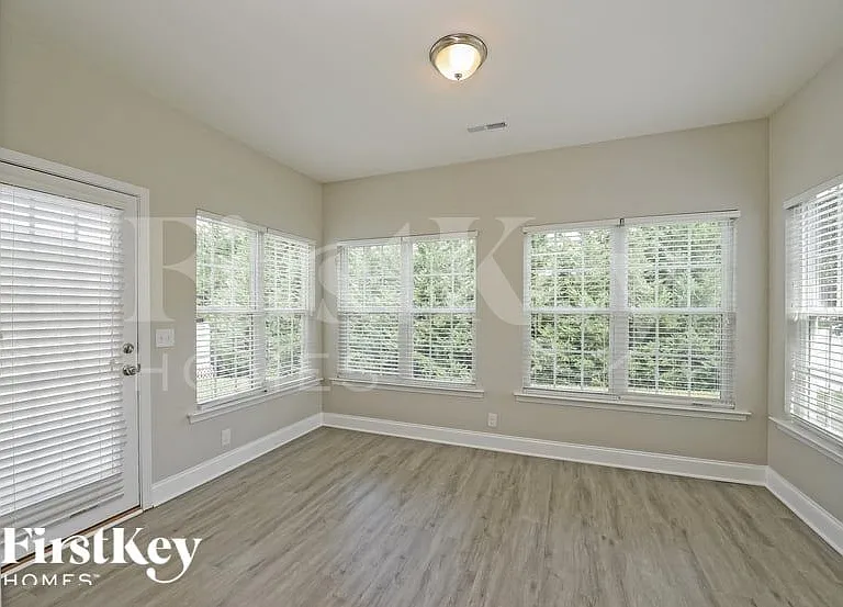 4960 Long Grove Dr — Photo 12