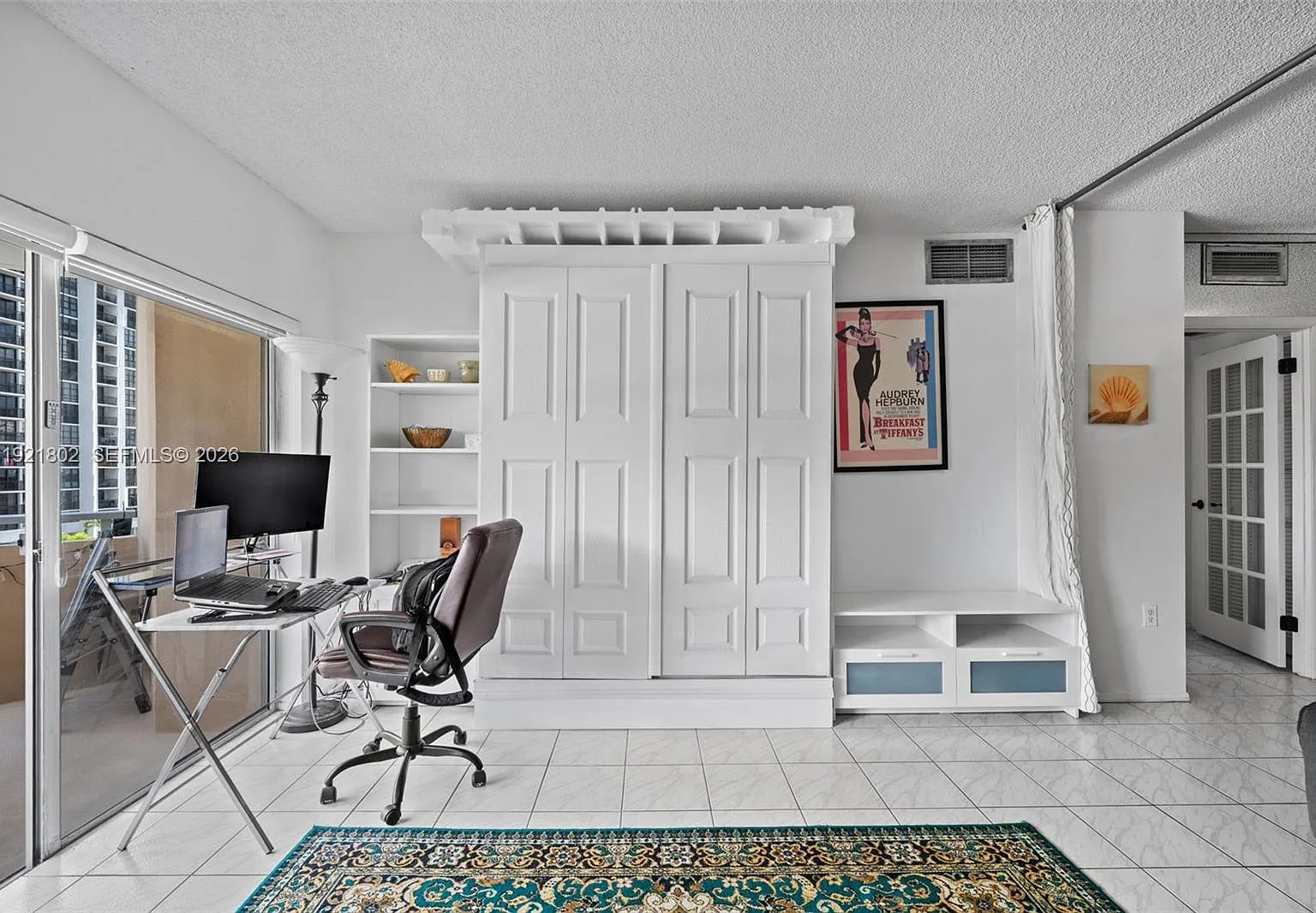 Hemispheres Condo — Photo 4