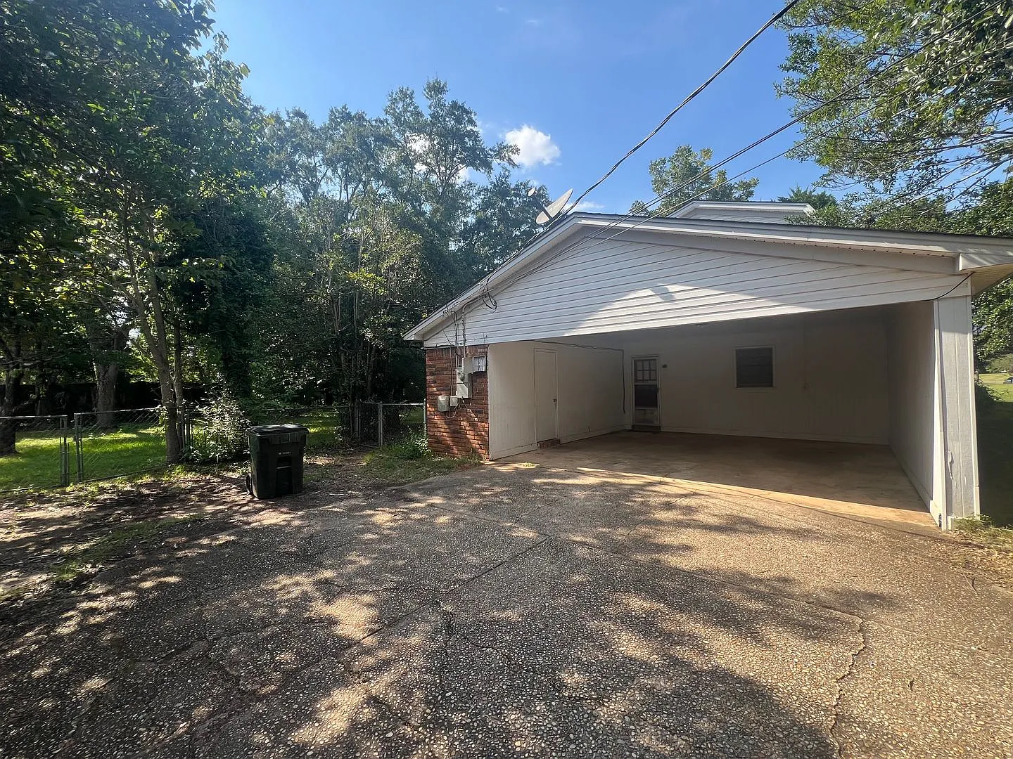 3 bedroom 2 bathroom two story home — Photo 3