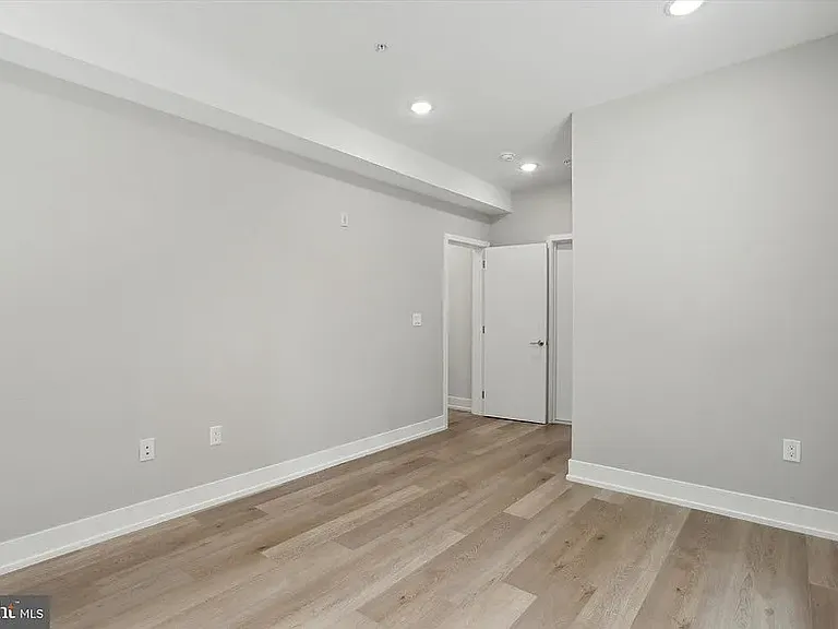 402 E Walnut Ln #4B — Photo 2