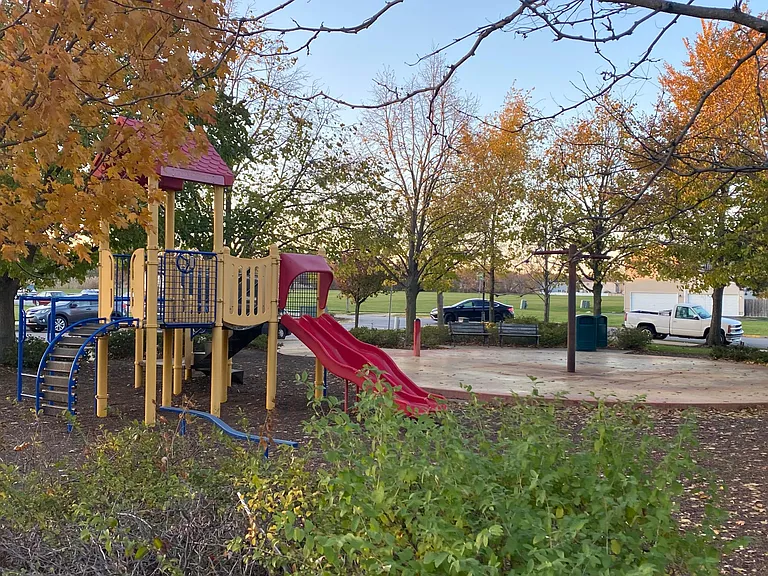 995 Symphony Dr — Photo 25