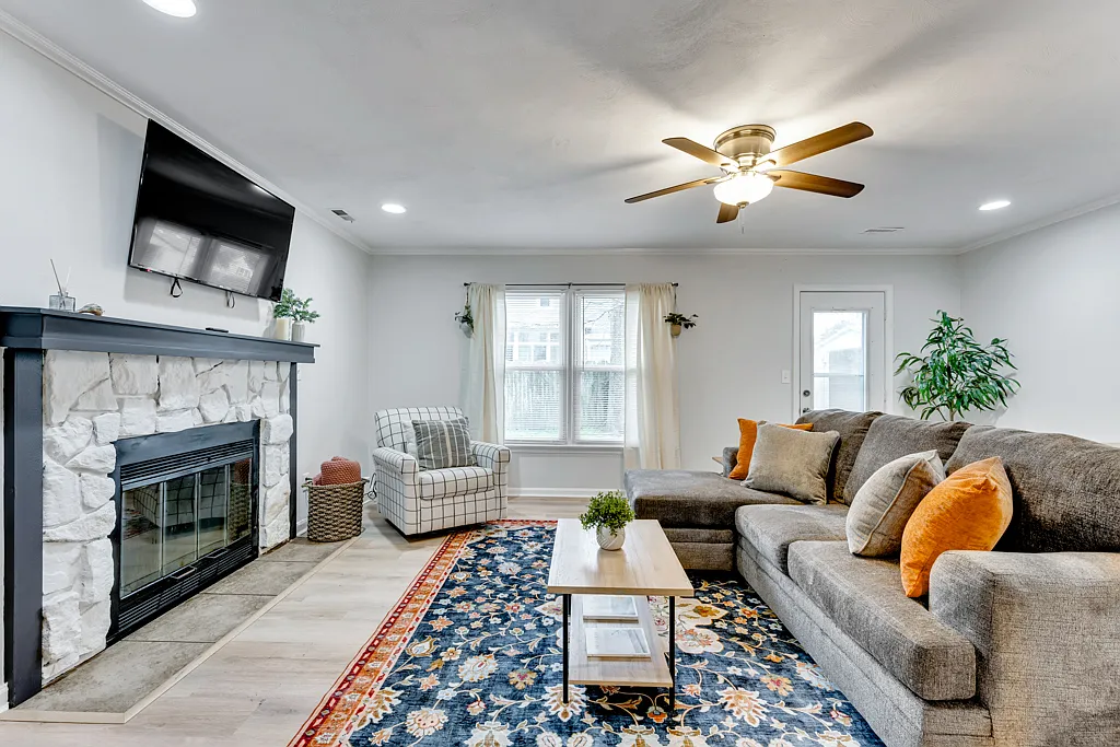 4 bed, 1650 sqft, $5,850 — Photo 2