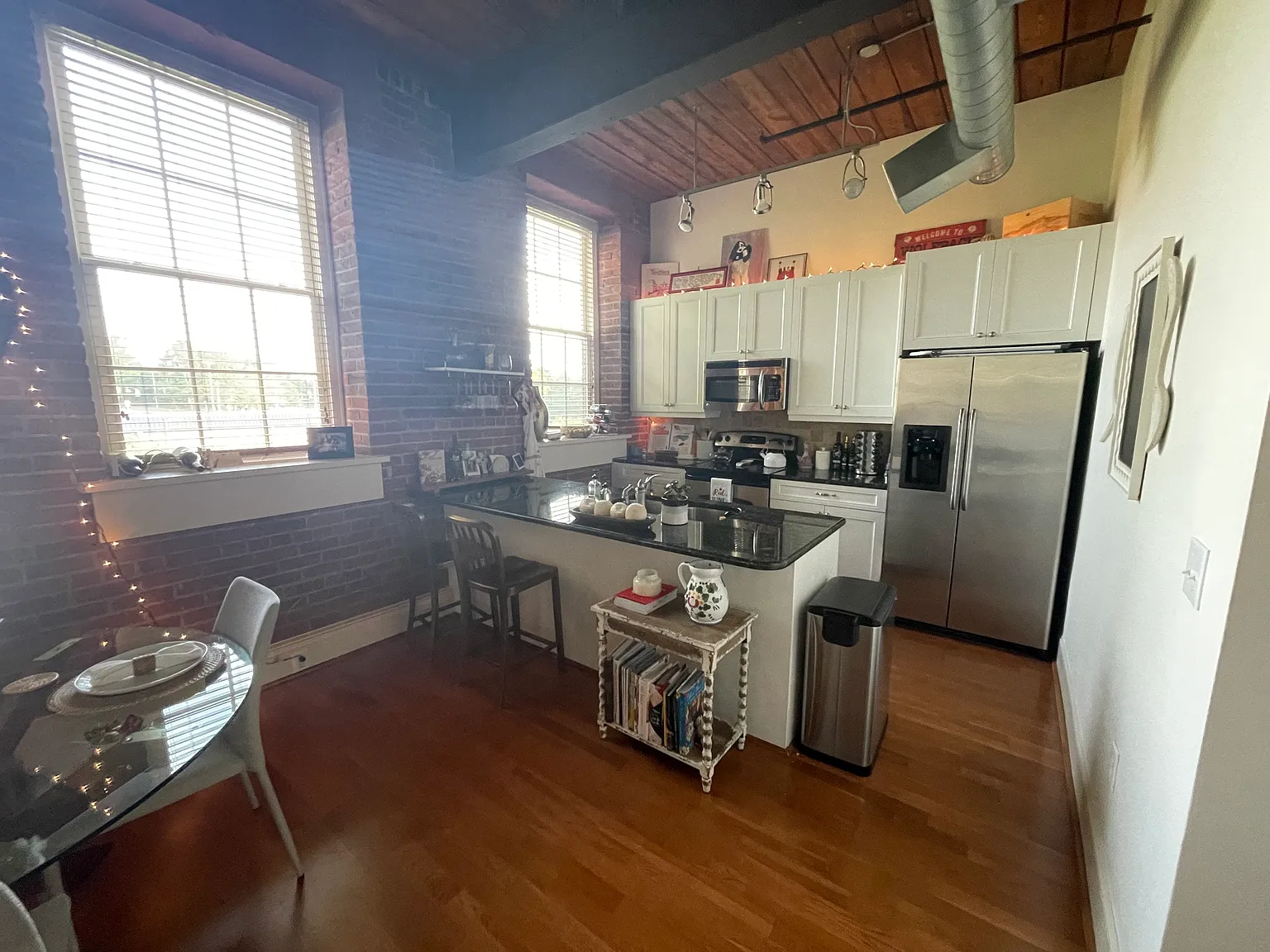 2 bed, 997 sqft, $2,400 — Photo 3