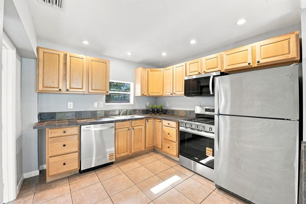 2610 NE 8th Avenue, photo 8