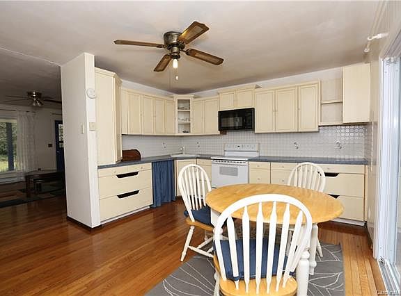 4th image of 429 Princess Ann Dr