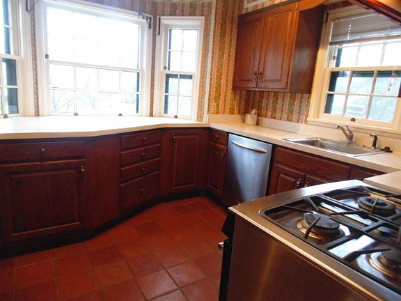 4th image of 595 Cretin Ave S