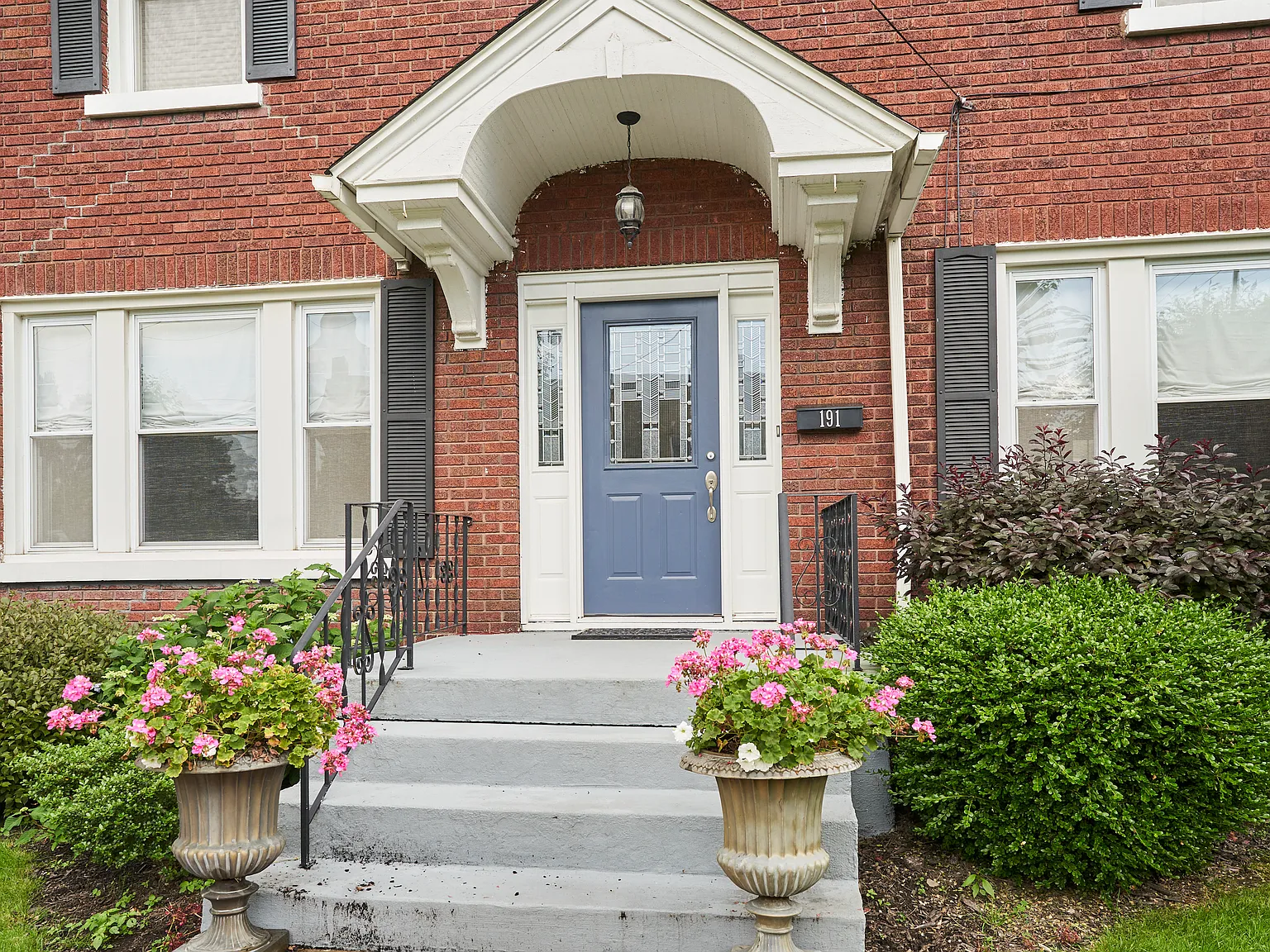 5 bed, 2695 sqft, $2,150 — Photo 2