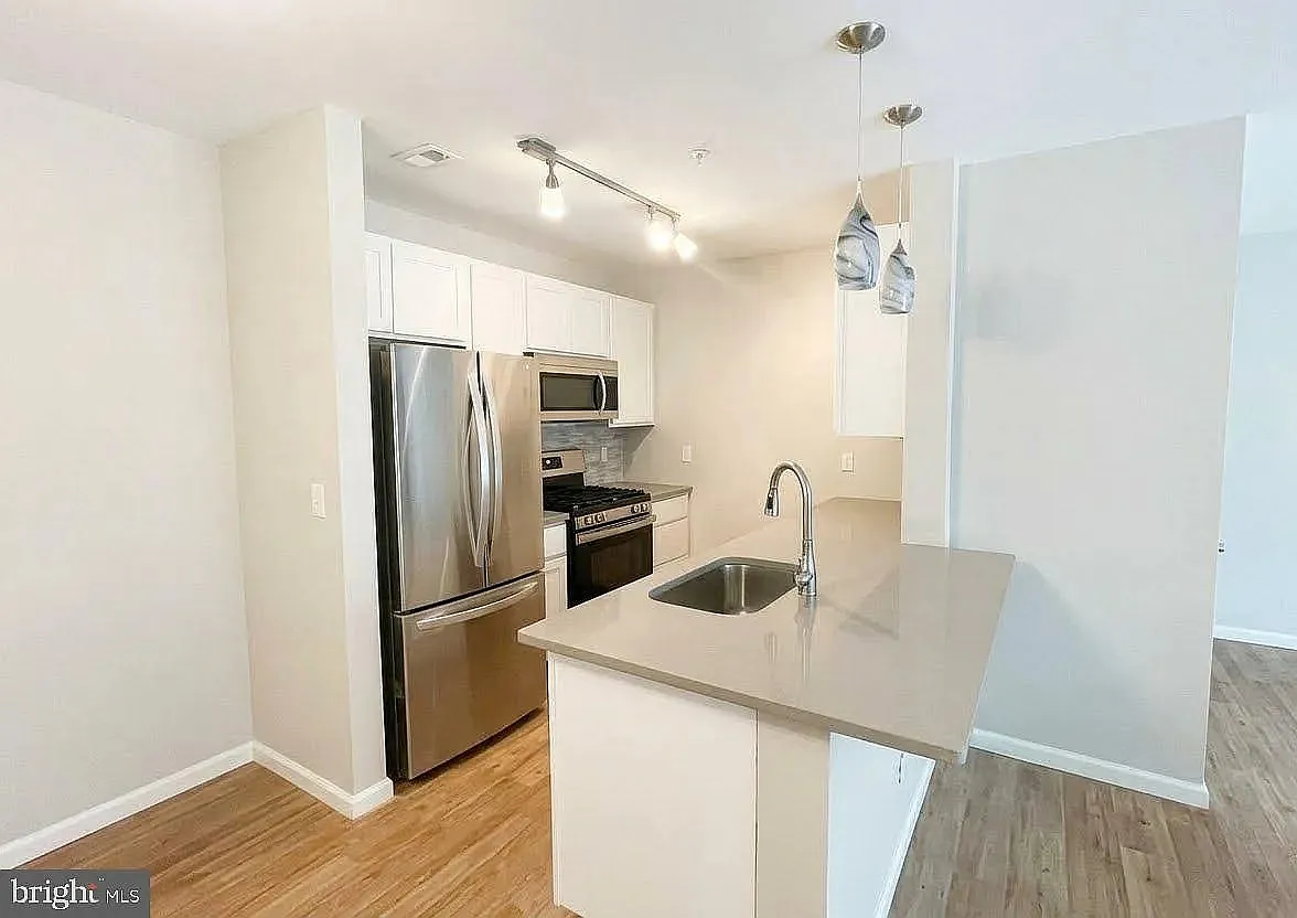 1 bed, 725 sqft, $1,850 — Photo 3