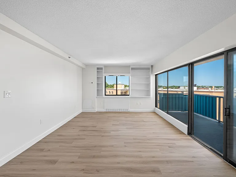 300 Lynn Shore Dr #911 — Photo 6