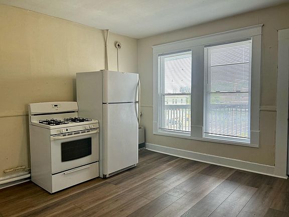 4th image of 107-109 Birch St #2