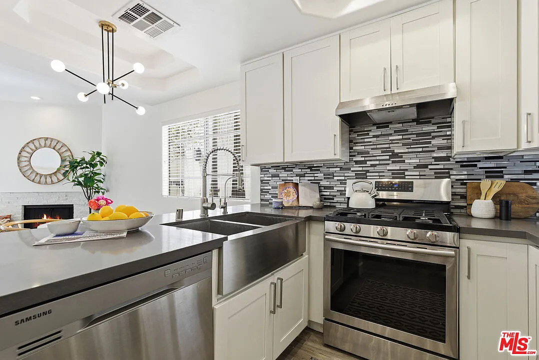 2 bed, 2.5 bath, 923 sqft, $3,500 — Photo 1