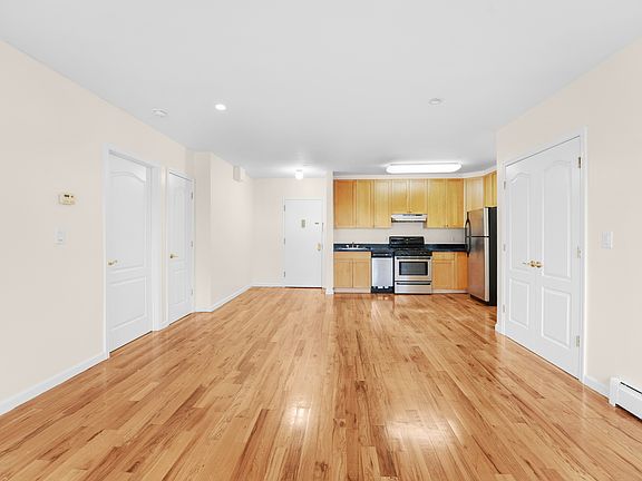3rd image of 567 Warren St #606