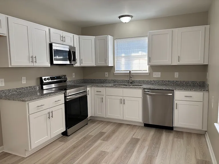 215 Paramount St — Photo 4