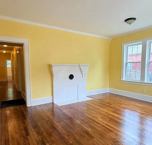 403 E Elm St — Photo 4
