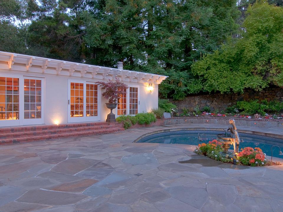 Secluded in law studio with a view of the pool in front and a view of the forest in the back