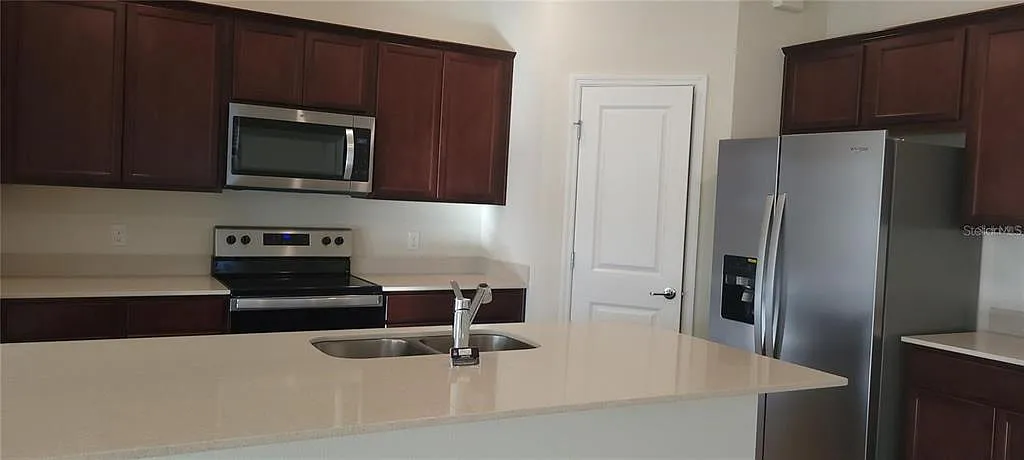 3 bed, 3.5 bath, 1748 sqft, $2,395 — Photo 4