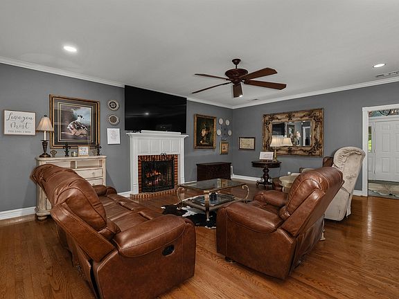 4th image of 1300 Enchanted Ln