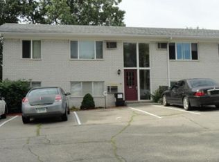 221 Summit Rdg APT B, White Lake, MI 48386