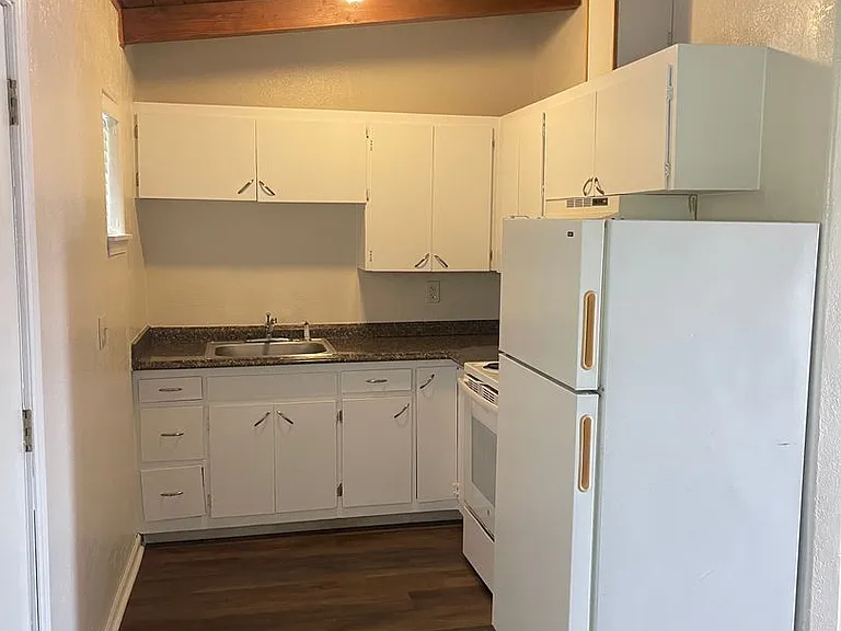 052-Country Squire Apartments — Photo 8
