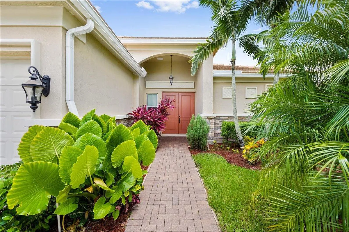3 bed, 3.0 bath, 2323 sqft, $12,000 — Photo 2