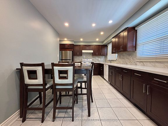 4th image of 54 Hisey Cres W