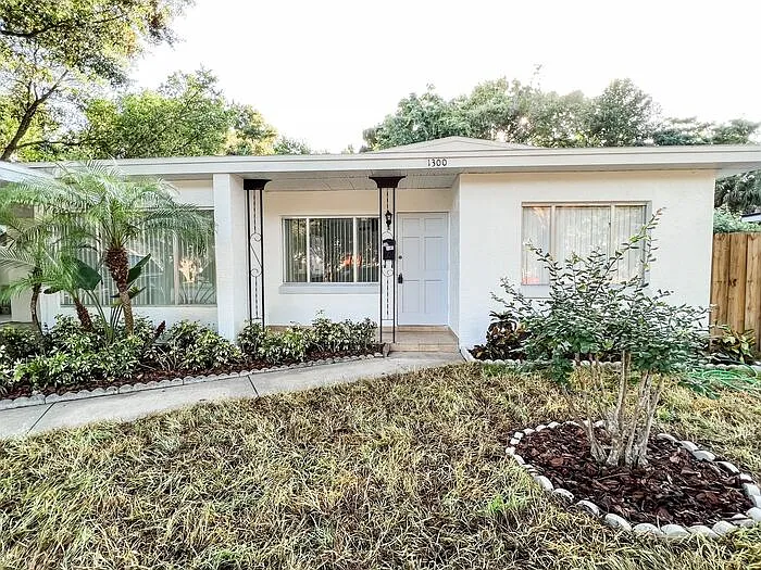 3 bed, 1.0 bath, 1206 sqft, $2,490 — Photo 3
