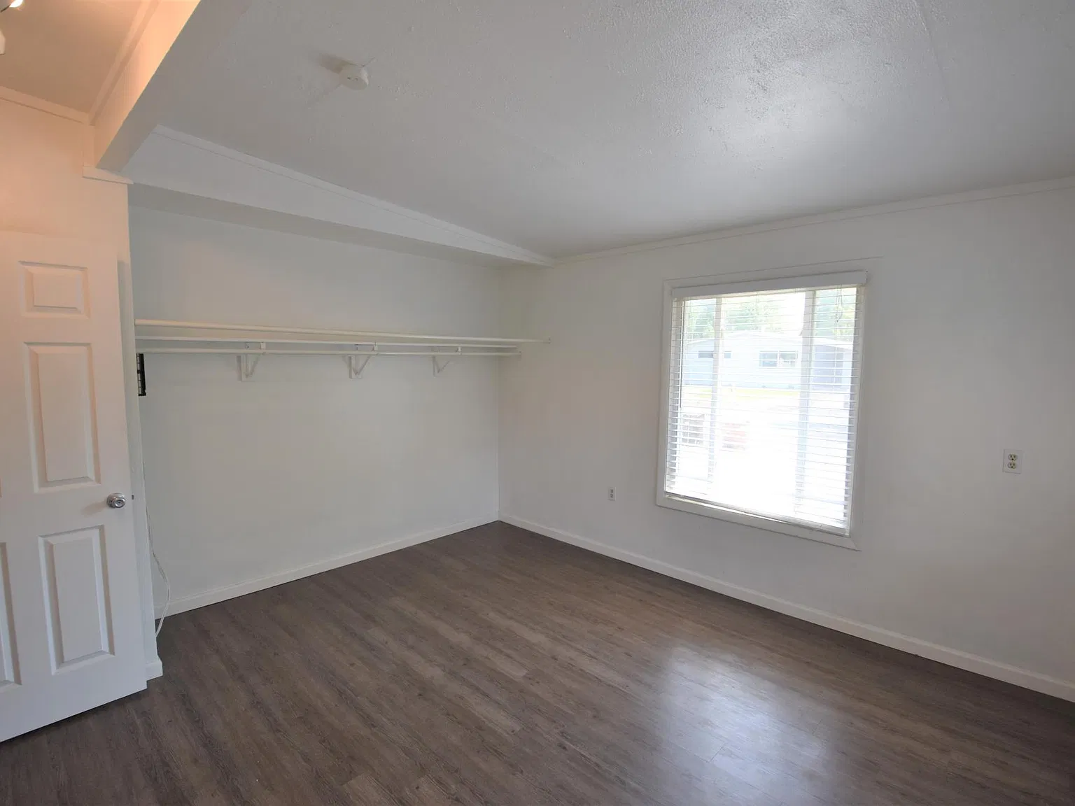 4 bed, 2.5 bath, 1400 sqft, $4,960 — Photo 2