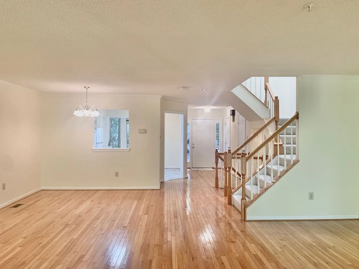 Spacious and bight 3 BR 3.5 BA beauty — Photo 4