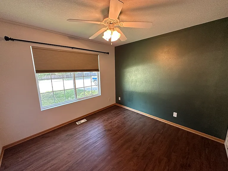 585 SE Crabapple Dr — Photo 8