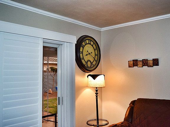 Fresh pain and crown mouldin