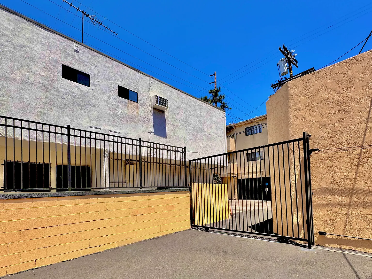 1506 S Barrington Ave — Photo 4