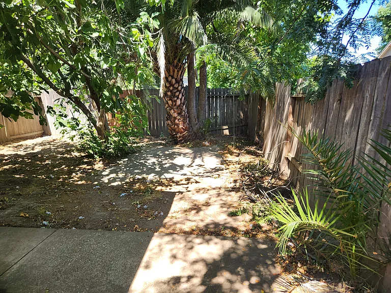 1482 Ash St — Photo 2
