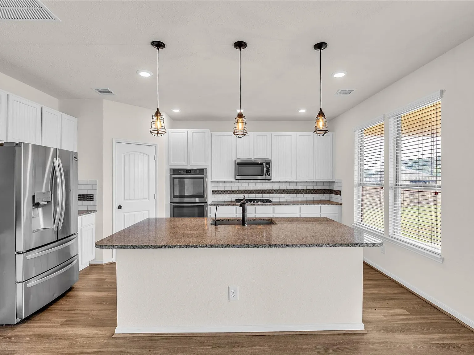 4 bed, 2.5 bath, 2950 sqft, $2,700 — Photo 2