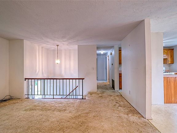 4th image of 13 Wheatfield Dr