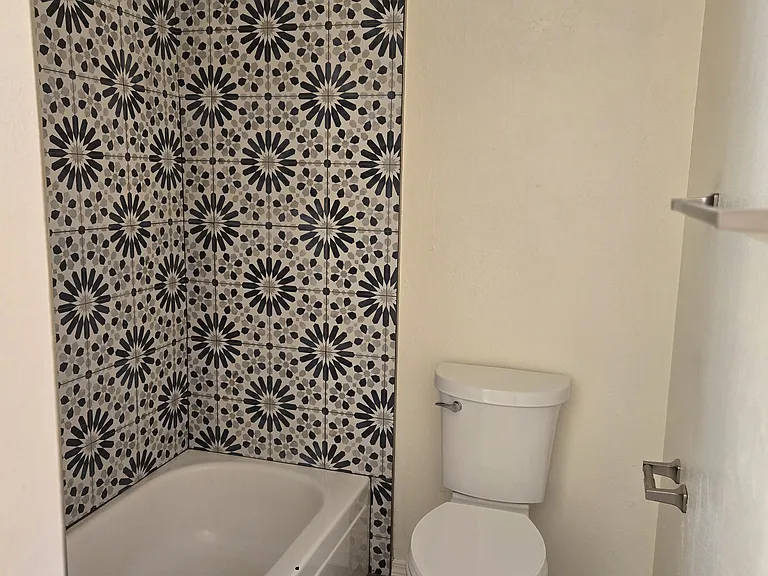 2109 Chelwood Park Blvd NE #D — Photo 11