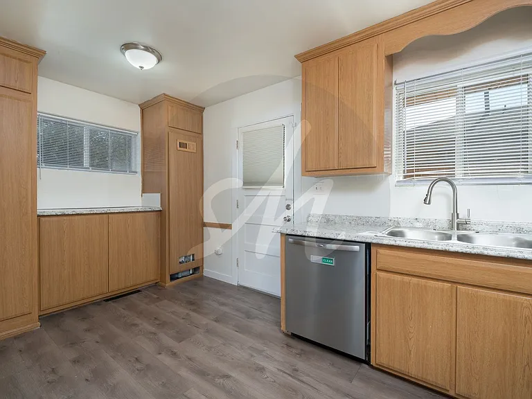 1003 E Columbia St — Photo 5