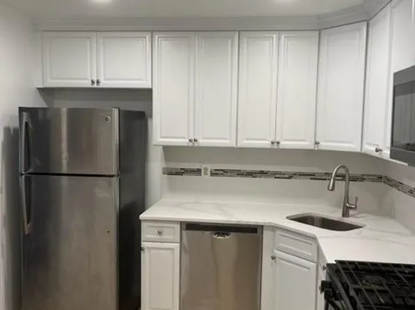 47 Canterbury Ct, Piscataway, NJ 08854