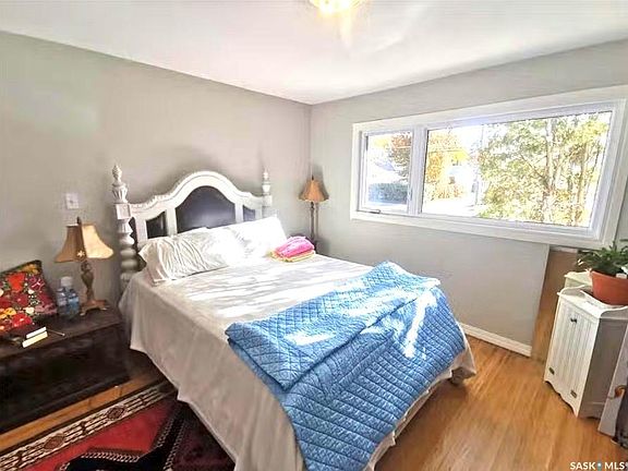2nd image of 305 Ruth STREET E